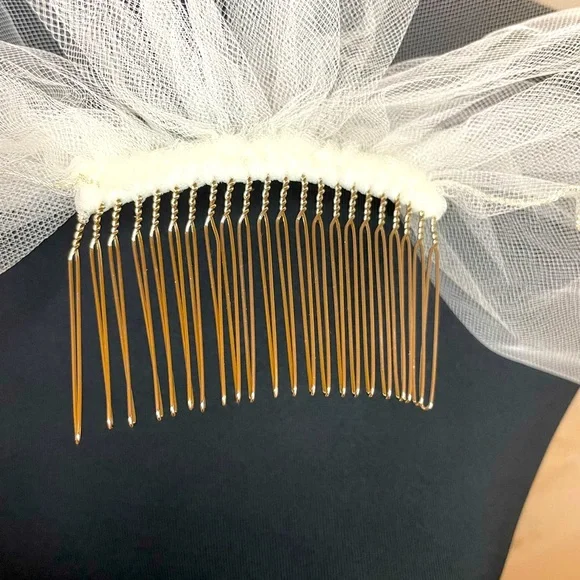 Scalloped Edge Lace Bridal Veil - Picture 14 of 16